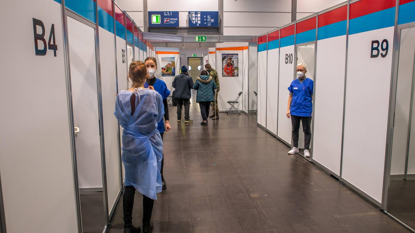 Impfzentrum auf der Neuen Messe Leipzig: Ob die Impfzentren noch benötigt werden, sollen die Gesundheitsminister der Länder entscheiden (Symbolbild).