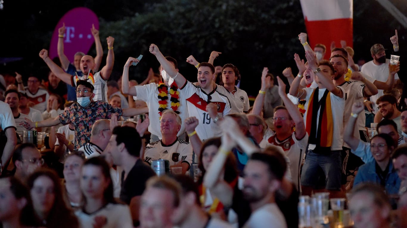 Fans beim Public Viewing im Musikpavillon im Grugapark: Rund 900 Personen versammelten sich, um das Spiel Frankreich gegen Deutschland zu schauen.
