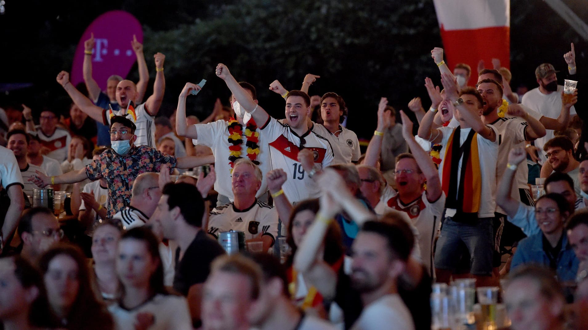 Fans beim Public Viewing im Musikpavillon im Grugapark: Rund 900 Personen versammelten sich, um das Spiel Frankreich gegen Deutschland zu schauen. Fans beim Public Viewing im Musikpavillon im Grugapark: Rund 900 Personen versammelten sich, um das Spiel Frankreich gegen Deutschland zu schauen.