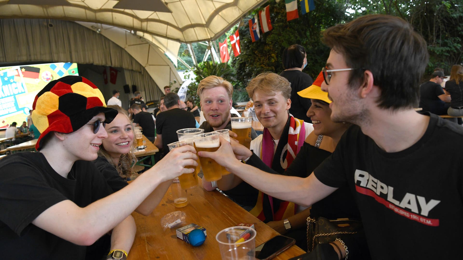 Ben Schumacher (l-r), Victoria Knaup, Leander Prell, Henry Bartsch, Spray Tatar und Florian Kraus: Hunderte Fußballfans verfolgten Deutschlands EM-Auftakt.