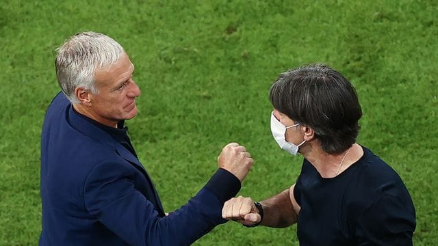 Bundestrainer Joachim Löw (r) gratuliert Frankreich-Coach Didier Deschamps zum Sieg.