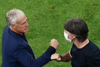 Bundestrainer Joachim Löw (r) gratuliert Frankreich-Coach Didier Deschamps zum Sieg.