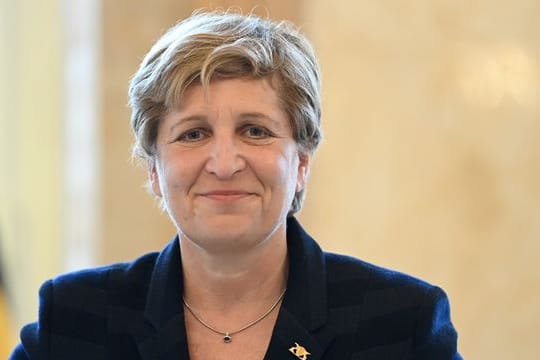 Nicole Razavi (CDU) nimmt an einer Sitzung teil