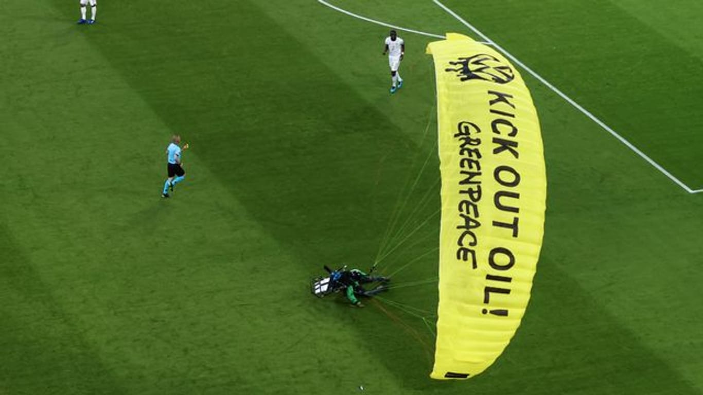 Protest in München: Ein Greenpeace-Aktivist landet auf dem Spielfeld während der EM-Partie Frankreich gegen Deutschland.