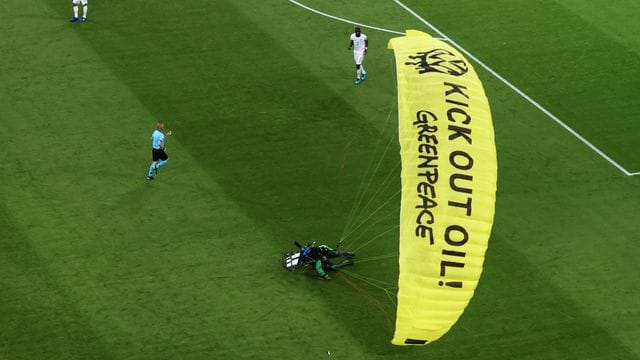 Protest in München: Ein Greenpeace-Aktivist landet auf dem Spielfeld während der EM-Partie Frankreich gegen Deutschland.