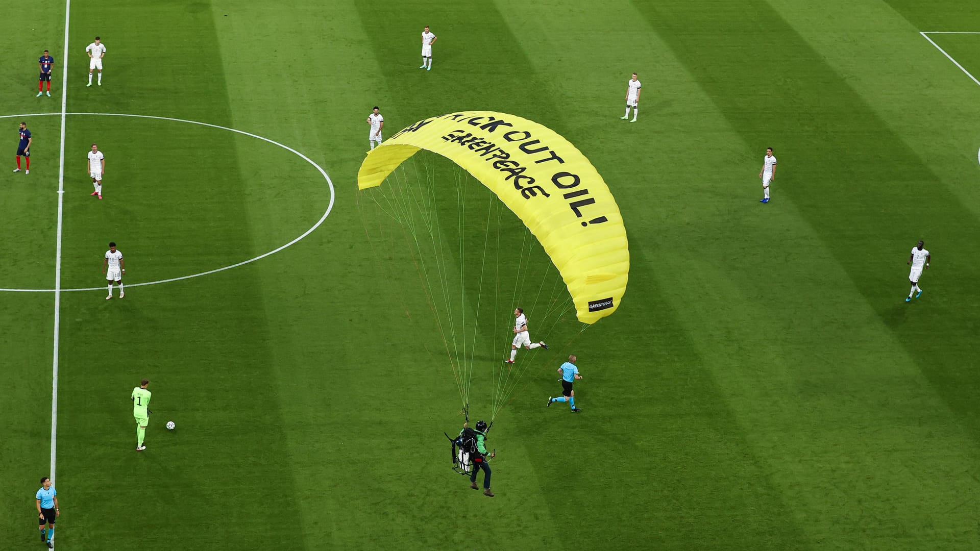 Ein Greenpeace-Aktivist landet auf dem Spielfeld: Bei der Aktion wurden zwei Männer verletzt. Ein Greenpeace-Aktivist landet auf dem Spielfeld: Bei der Aktion wurden zwei Männer verletzt.