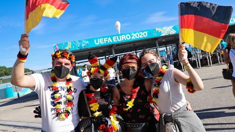 Deutsche Fans feiern vor dem Spiel: In München war die Stimmung fröhlich und friedlich.