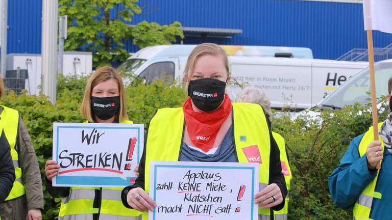 Ikea-Mitarbeiter in Dortmund vor Beginn der dritten Verhandlungsrunde für den Einzelhandel (Symbolbild): Heute sind auch sie beim Warnstreik dabei.