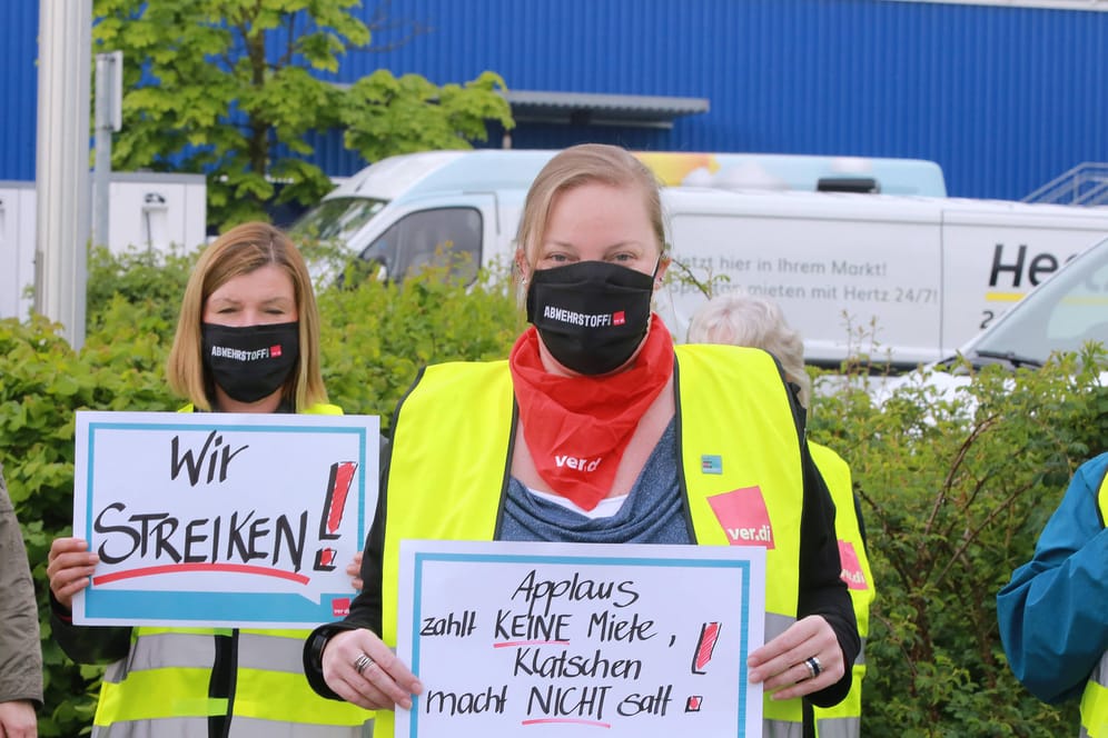 Ikea-Mitarbeiter in Dortmund vor Beginn der dritten Verhandlungsrunde für den Einzelhandel (Symbolbild): Heute sind auch sie beim Warnstreik dabei.