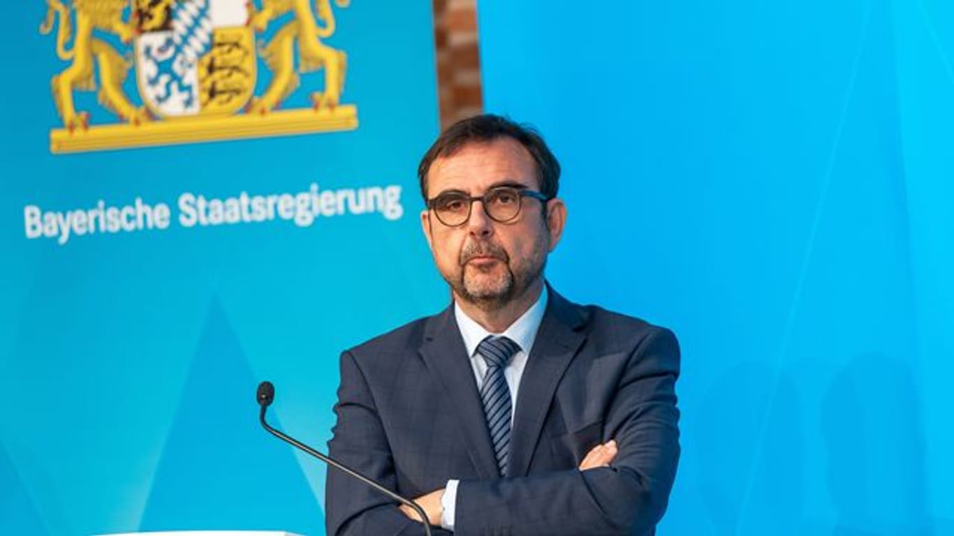 Klaus Holetschek (CSU) nimmt an einer Pressekonferenz teil