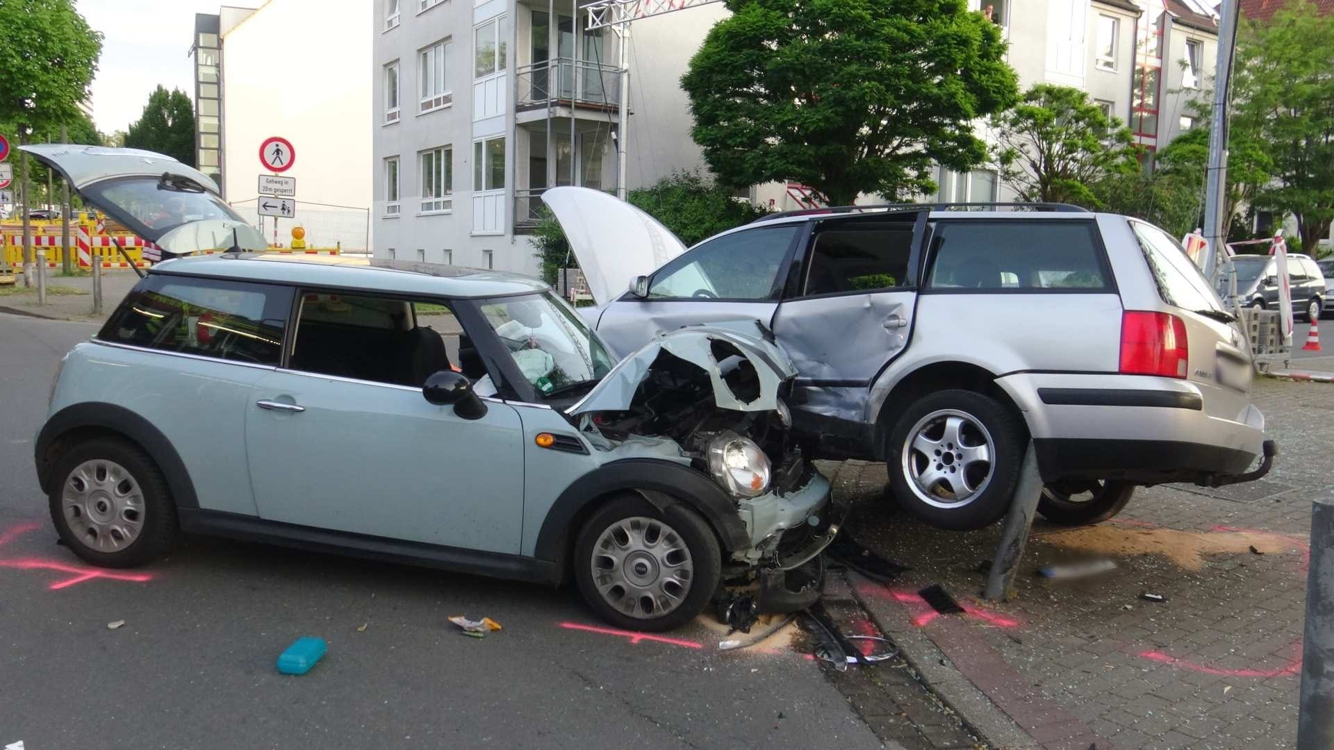 Die Unfallstelle: Ein Pkw wurde nach dem Zusammenstoß auf einem Poller aufgespießt.