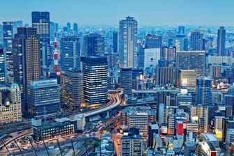 Osaka (Symbolbild): Die japanische Hafenstadt ist ein wichtiger Handelsplatz für die japanische Wirtschaft.