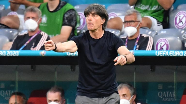 Joachim Löw: Der Bundestrainer wird nach der Pleite gegen Frankreich Anpassungen vornehmen müssen.