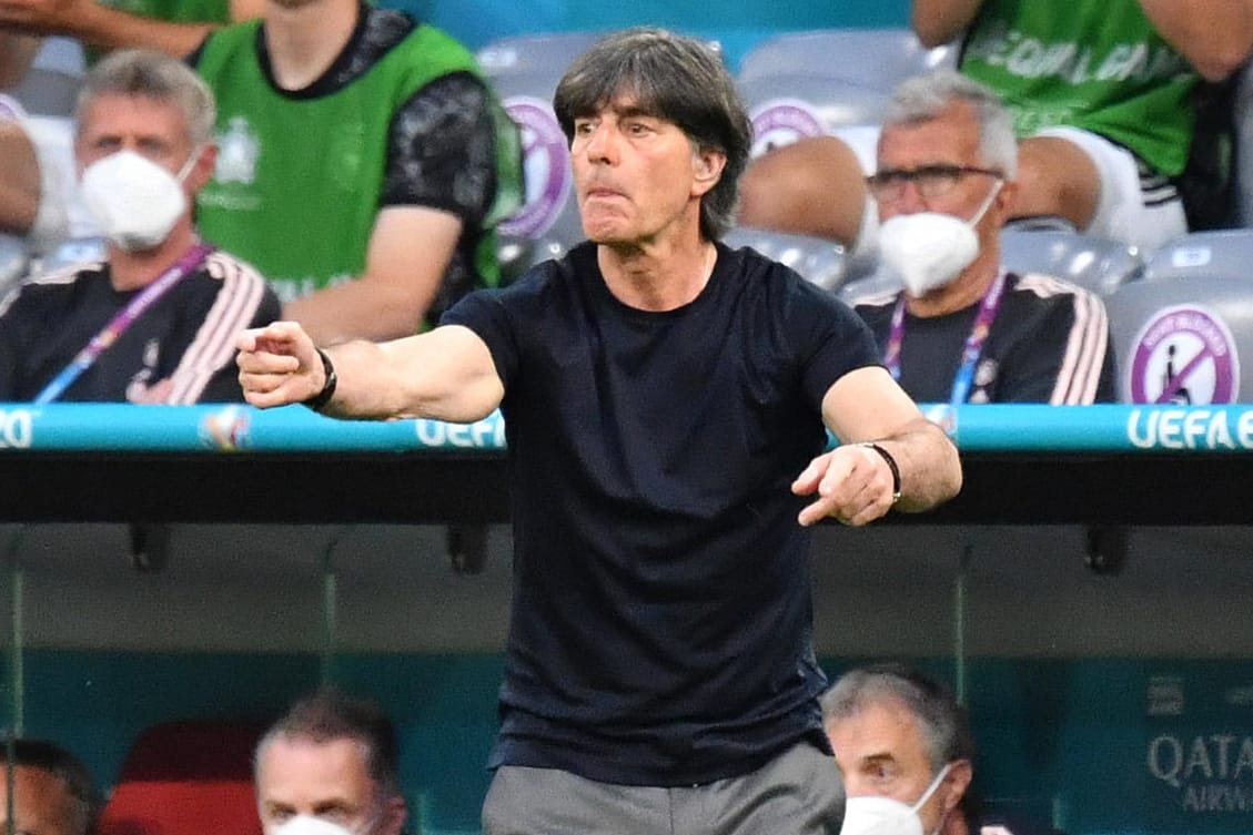 Joachim Löw: Der Bundestrainer wird nach der Pleite gegen Frankreich Anpassungen vornehmen müssen.