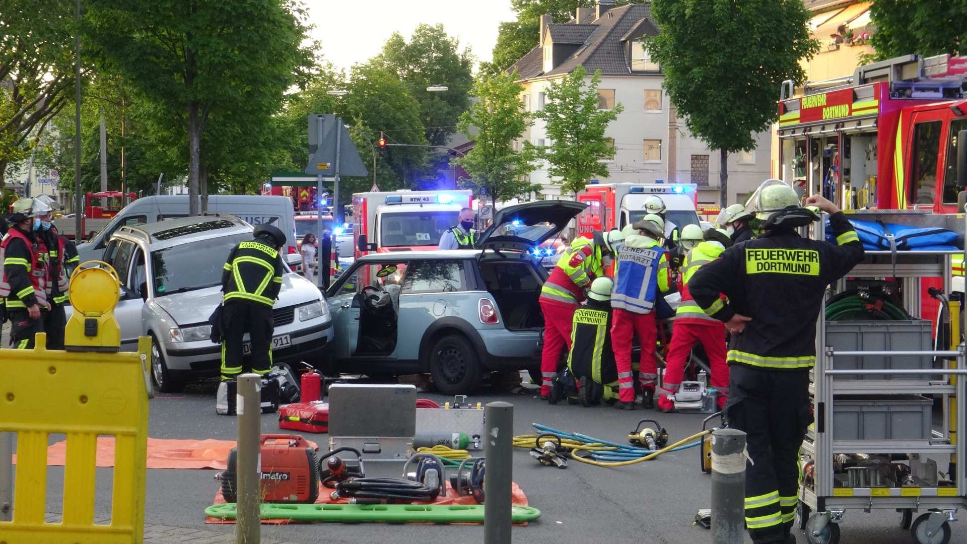 Einsatzkräfte bergen die Verletzten und räumen die Unfallstelle auf.