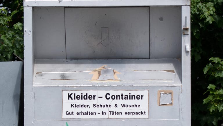 Ein Kleidercontainer: In Hilchenbach ist die Leiche eines Mannes gefunden worden. (Symbolbild)