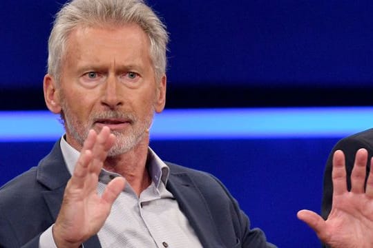 Paul Breitner sitzt in einer Fernsehshow