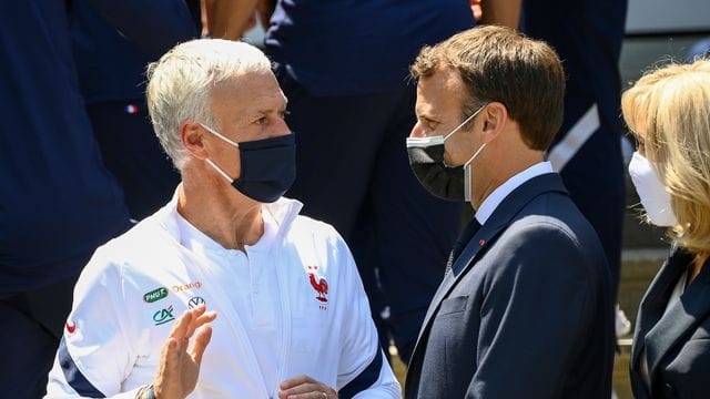 War vom Sieg der Elf von Nationalcoach Didier Deschamps (l) äußerst angetan: Emmanuel Macron.