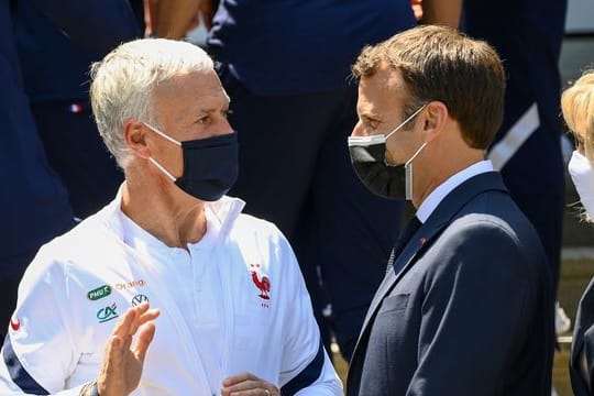 War vom Sieg der Elf von Nationalcoach Didier Deschamps (l) äußerst angetan: Emmanuel Macron.