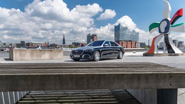 Seine S-Klasse krönt Mercedes mit den längeren und luxuriöseren Maybach-Modellen, die auf Acht- und Zwölfzylindermotoren zurückgreifen können.