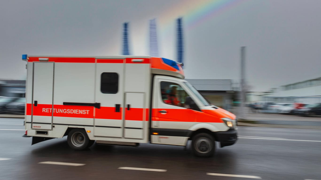 Ein Krankenwagen während der Fahrt (Symbolbild): In Hagen ist ein 80-jähriger Mann von einem Pkw überrollt worden.