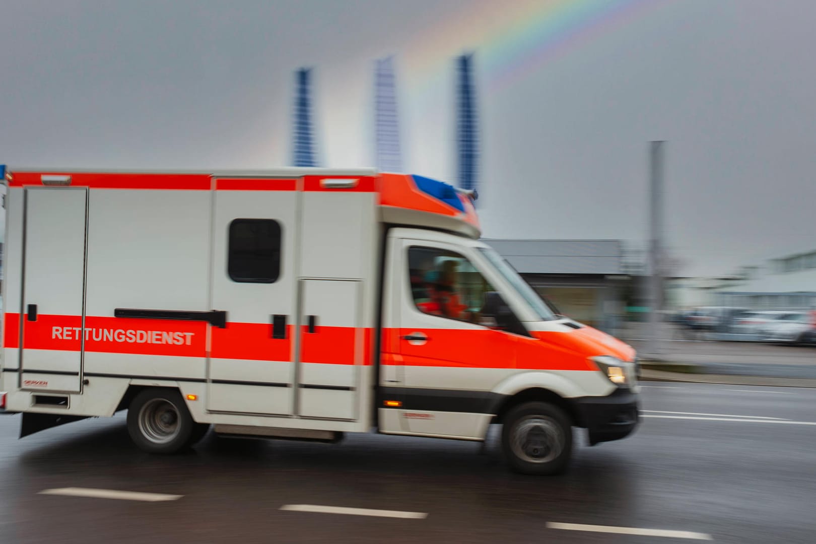 Ein Krankenwagen während der Fahrt (Symbolbild): In Hagen ist ein 80-jähriger Mann von einem Pkw überrollt worden.