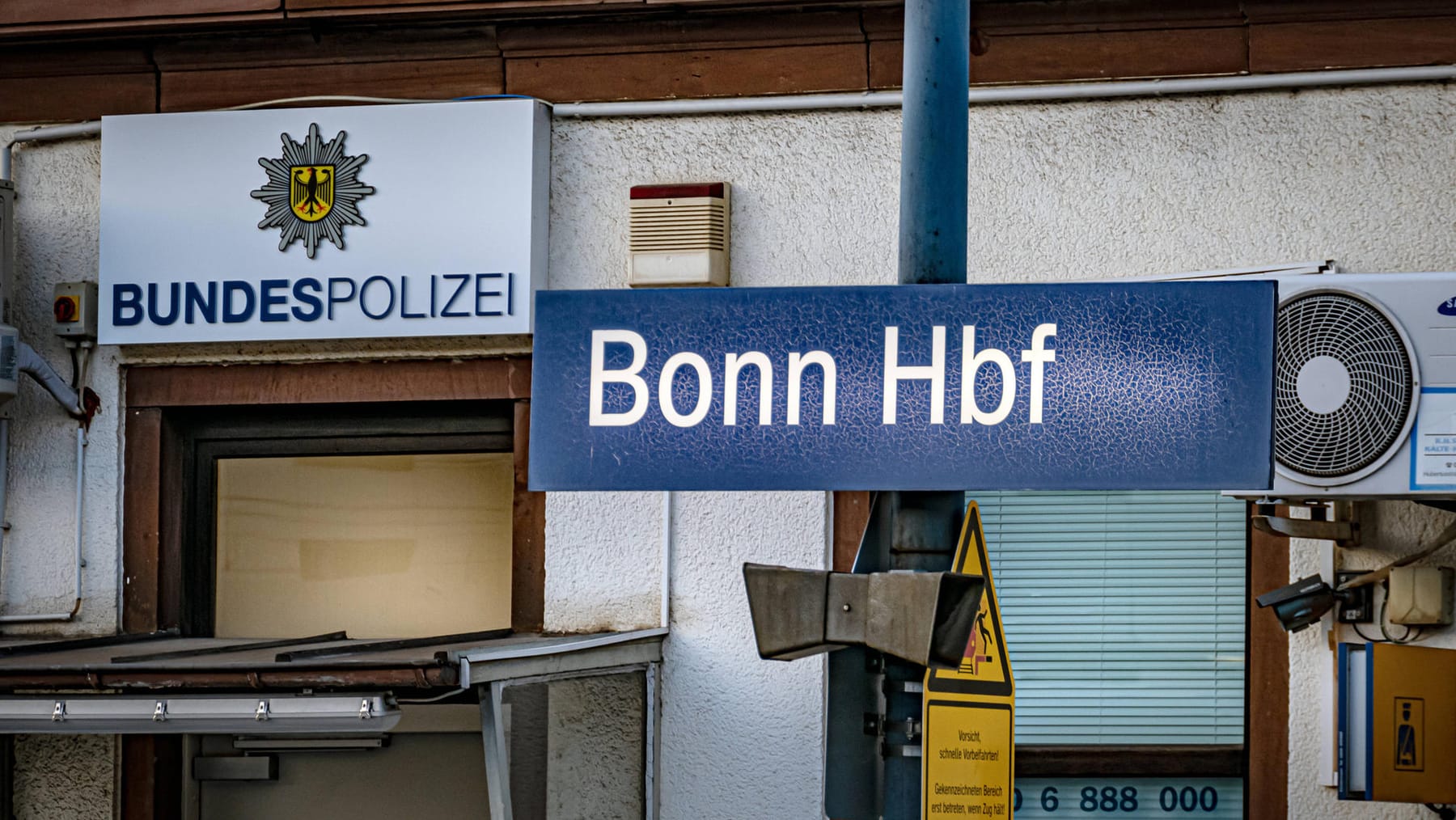 Bonn Hauptbahnhof Betrunkener spaziert über Gleise Zugführer stoppt