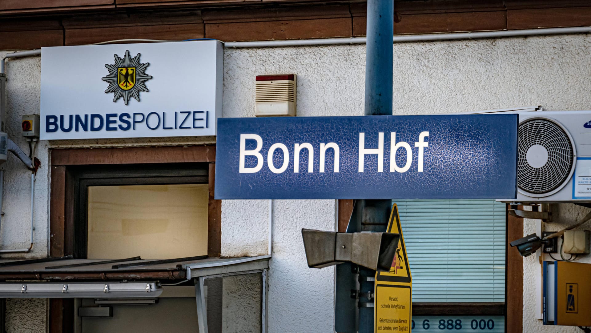 Die Wache der Bundespolizei am Bonner Hauptbahnhof: Beamte haben einen Mann in Gewahrsam genommen.