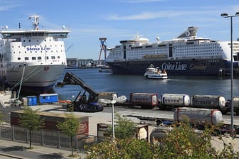 Zwei Kreuzfahrtschiffe liegen im Kieler Hafen (Archivbild): Mit der neuen Landstromanlage können die Schiffe ihre Dieselmotoren im Hafen ausstellen.