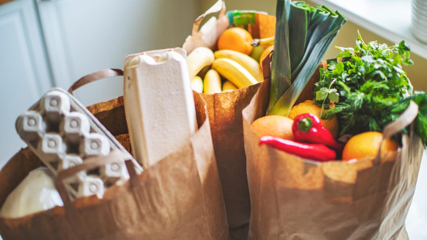 Einkaufstüte mit Obst, Gemüse und Eiern: Eine ausgewogene, vitaminreiche Ernährung stärkt das Immunsystem.
