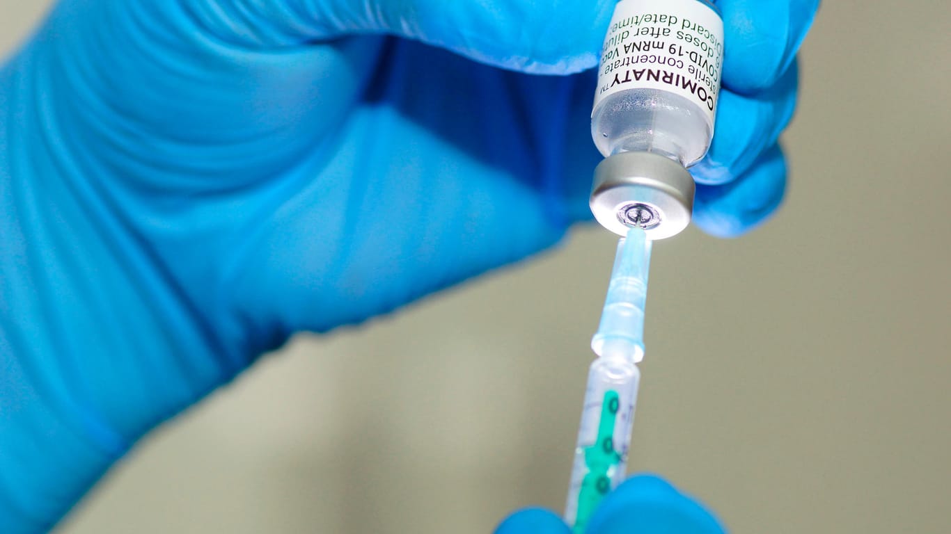Covid-19-Impfstoff (Symbolbild): Biontech liefert im Juli weniger Impfstoff nach Deutschland.