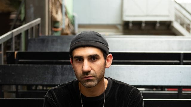 Necati Öziri ist als Autor am Nationaltheater Mannheim engagiert und ist jetzt in Klagenfurt dabei.