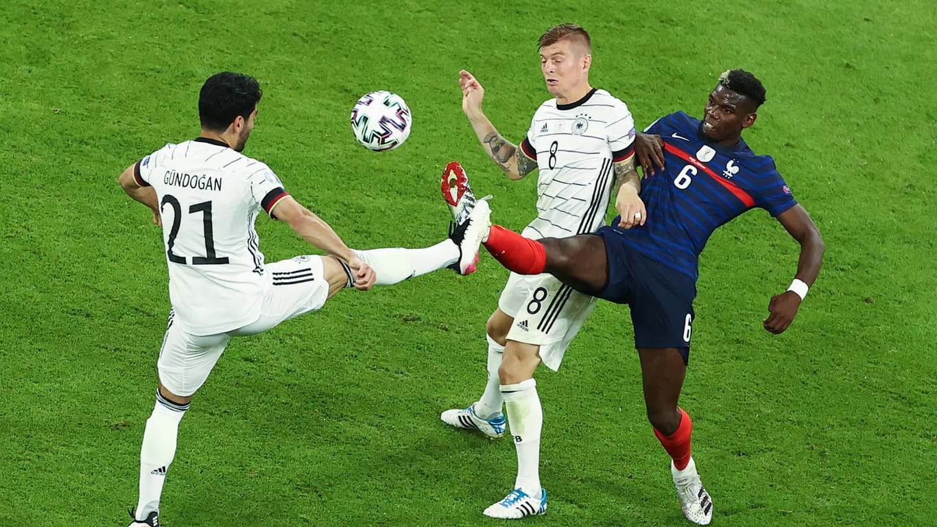 Ilkay Gündogan und Toni Kroos in Aktion mit Paul Pogba: Die Meinungen von Leserinnen und Lesern bezüglich der Leistung des deutschen Teams gehen stark auseinander.