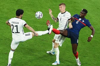 Ilkay Gündogan und Toni Kroos in Aktion mit Paul Pogba: Die Meinungen von Leserinnen und Lesern bezüglich der Leistung des deutschen Teams gehen stark auseinander.