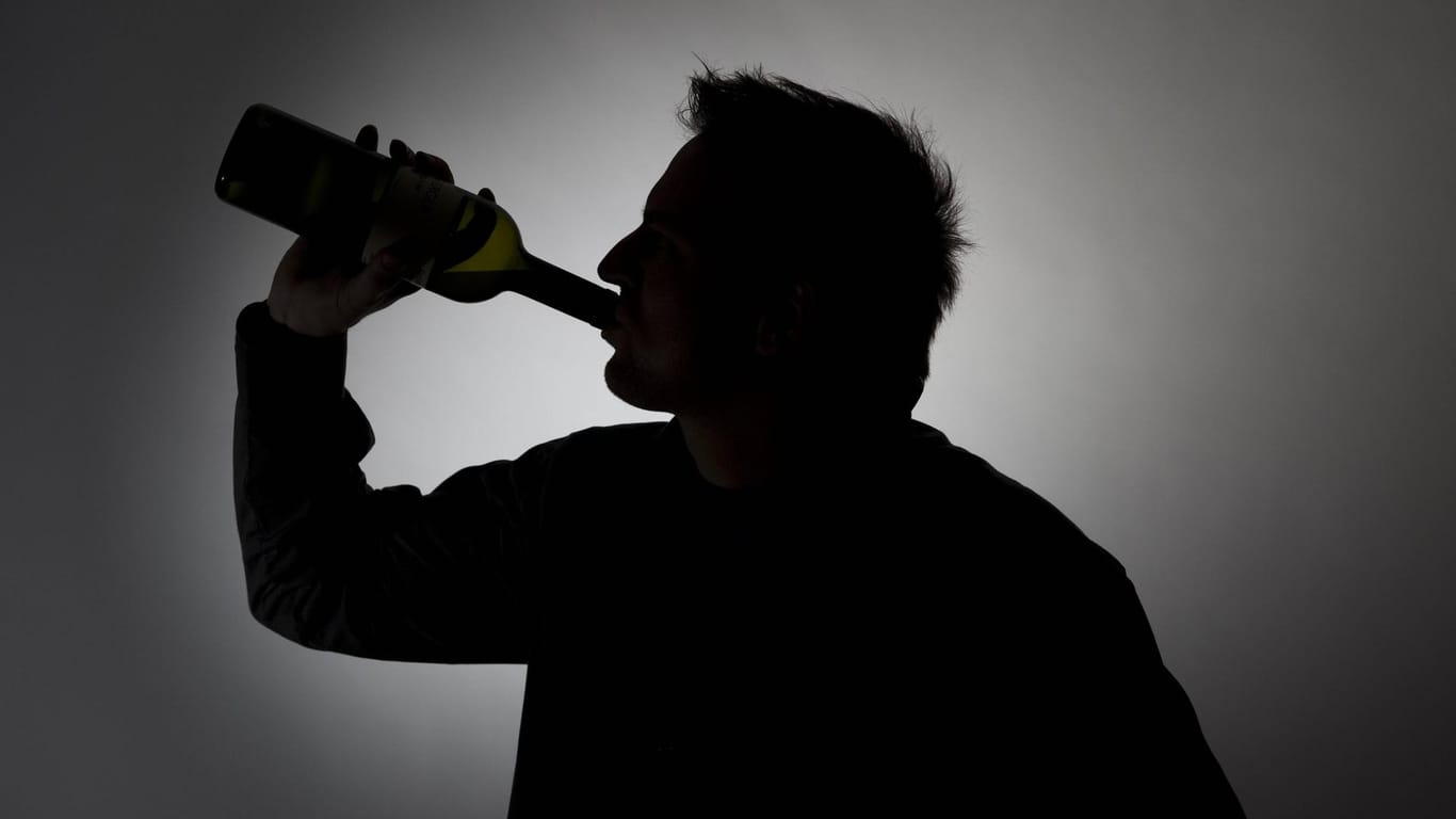 Mann trinkt aus Weinflasche: In München ist ein Mann mit fünf Promille gestürzt. Er wirkte nicht so betrunken, doch dann verschlechterte sich der Zustand.