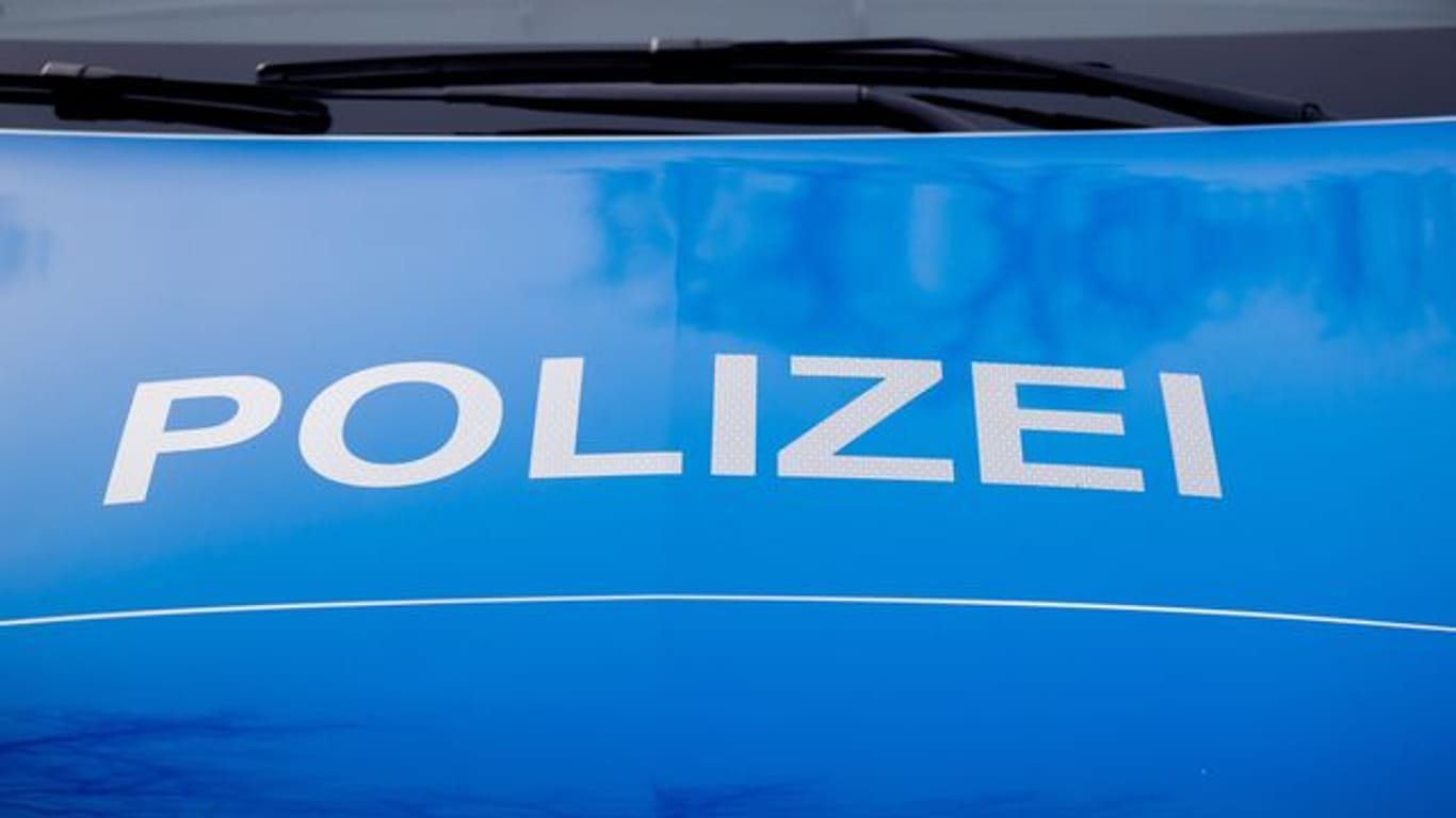 Der Polizei-Schriftzug steht auf einem Einsatzfahrzeug (Symbolbild): Unter anderem war eine Sparkassen-Filiale attackiert worden.