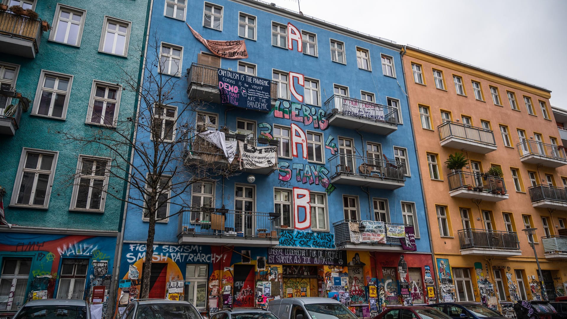 Das besetzte Haus in der Rigaer Straße (Archivbild): Bei der Brandschutzprüfung geht es um fehlende Fluchtwege, Wanddurchbrüche, falsch verlegte Stromleitungen und Sperren in Treppenhäusern.