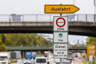 Schilder kündigen das Dieselfahrverbot an (Symbolbild): Rechtsschutzkonzerne bekamen die Konsequenzen des Dieselskandals besonders zu spüren.