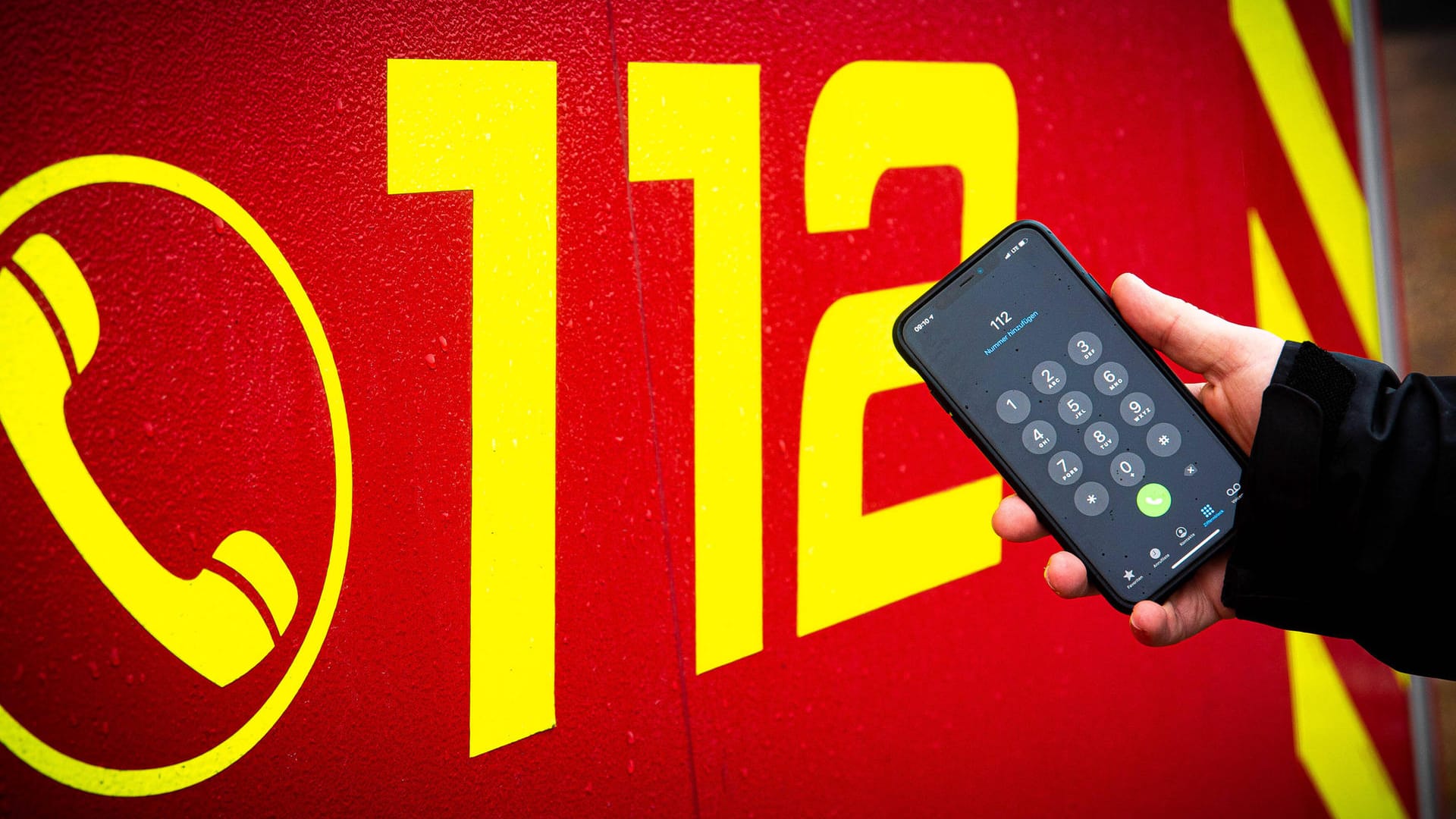 Die Notrufnummer "112" steht auf einem Einsatzfahrzeug und im Eingabefeld eines Smartphones: Das Handy ist der Anrufer los. Die Notrufnummer "112" steht auf einem Einsatzfahrzeug und im Eingabefeld eines Smartphones: Das Handy ist der Anrufer los.