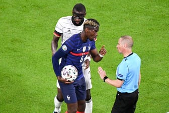 Paul Pogba (Frankreich) beschwerte sich nach Antonio Rüdigers Beißaktion lautstark beim Linienrichter.