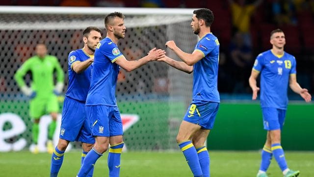 Andrej Jarmolenko (l) steht mit der Ukraine gegen Nordmazedonien unter Druck.