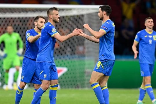 Andrej Jarmolenko (l) steht mit der Ukraine gegen Nordmazedonien unter Druck.