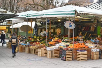 Ein Gemüsestand auf dem Viktualienmarkt (Archivbild): Die Bausubstanz der vorhandenen Stände wird geprüft.