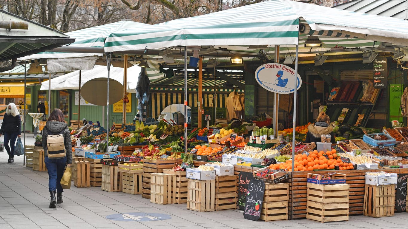 Ein Gemüsestand auf dem Viktualienmarkt (Archivbild): Die Bausubstanz der vorhandenen Stände wird geprüft.
