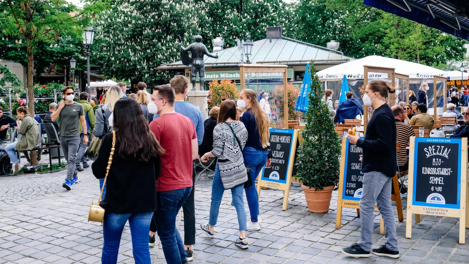 Menschen besuchen den Viktualienmarkt bei sonnigem Wetter (Archivbild): Bei der Sanierung soll der Charme des Marktes erhalten bleiben. Menschen besuchen den Viktualienmarkt bei sonnigem Wetter (Archivbild): Bei der Sanierung soll der Charme des Marktes erhalten bleiben.