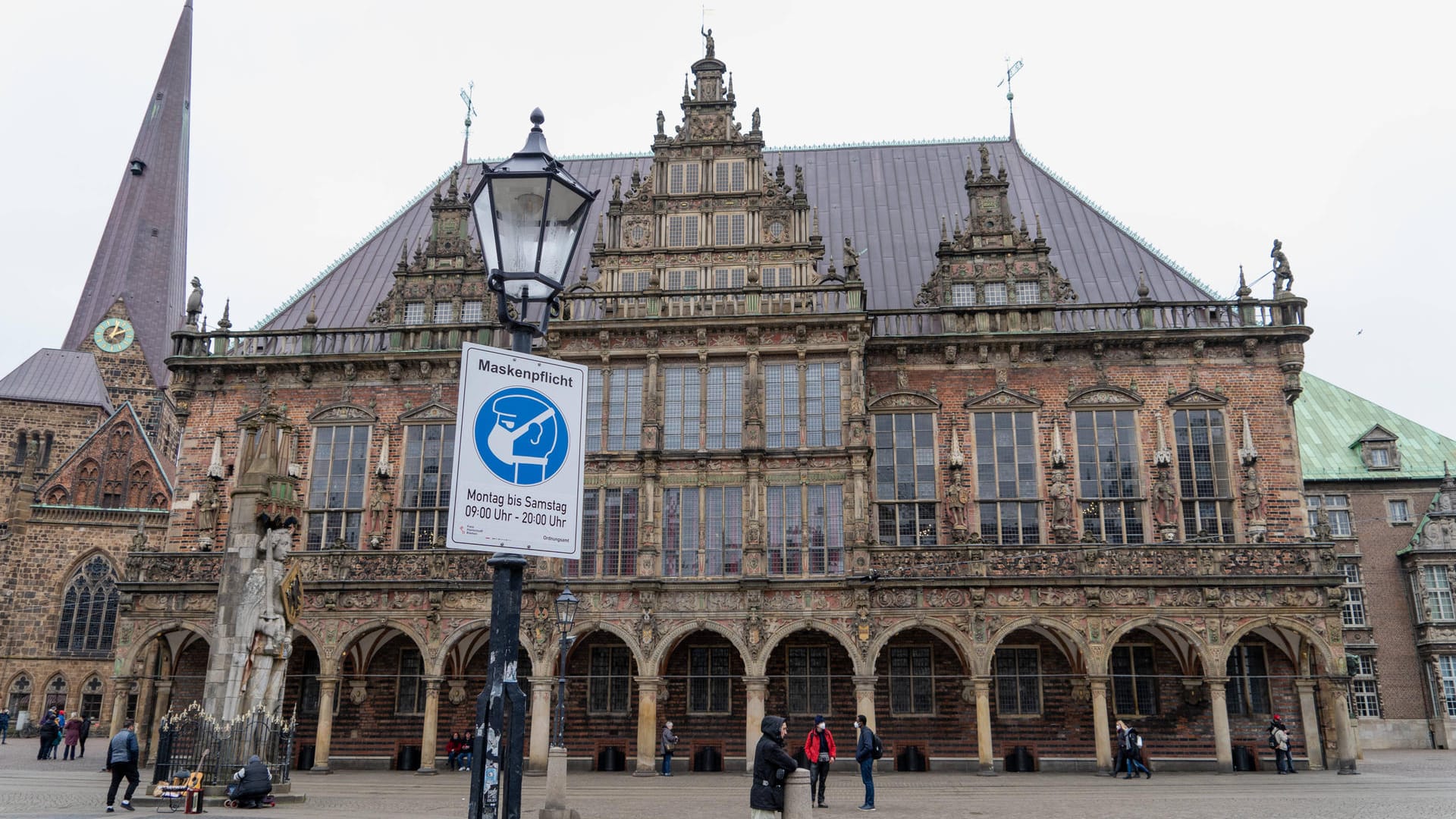 Hinweisschild zur Maskenpflicht in der Bremer Innenstadt (Archivbild): Die Maskenpflicht gilt ab Montag im Freien nur noch an Haltestellen des Personennahverkehrs sowie an Bahnhöfen.