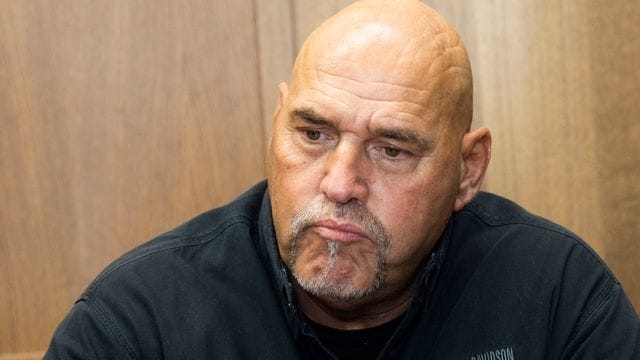 Frank Hanebuth schaut in die Runde (Archivbild): Zusammen mit weiteren Männern hatte er Beamte der Polizei daran gehindert, eine Schlägerei aufzulösen und dem Opfer zu helfen. Frank Hanebuth schaut in die Runde (Archivbild): Zusammen mit weiteren Männern hatte er Beamte der Polizei daran gehindert, eine Schlägerei aufzulösen und dem Opfer zu helfen.