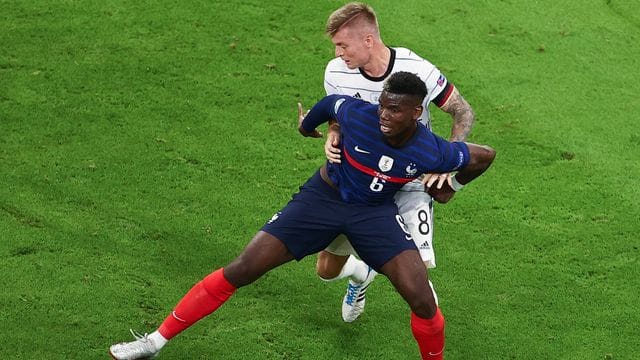 Der Franzose Paul Pogba (v) spielte gegen Deutschland groß auf.