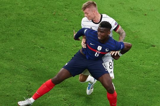 Der Franzose Paul Pogba (v) spielte gegen Deutschland groß auf.