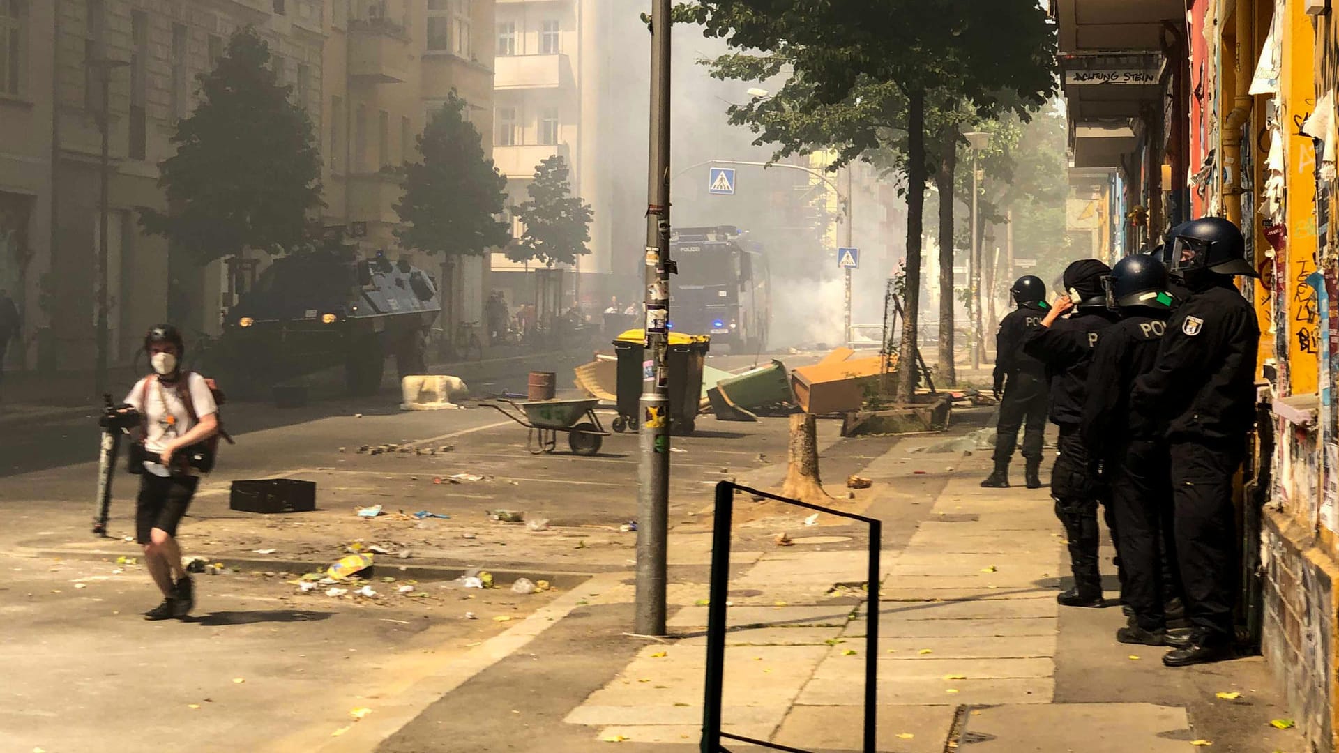 Politzisten am Mittwochmittag in der Rigaer Straße: Nach dem Einsatz von Räumpanzer und Wasserwerfer haben sich die Bewohner der "Rigaer 94" zunächst zurückgezogen.